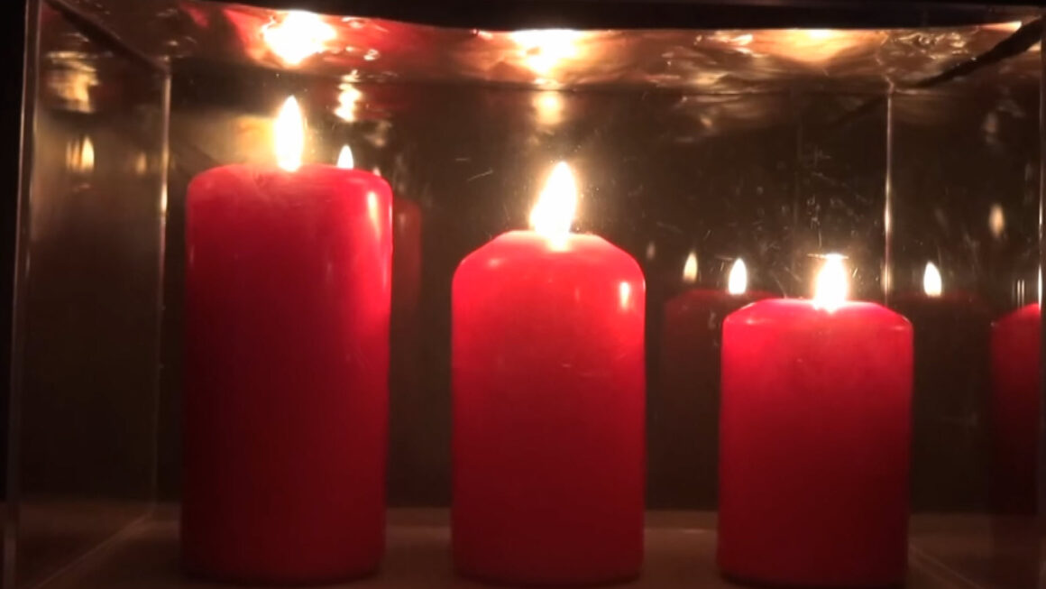 3 Kerzen unter Glas