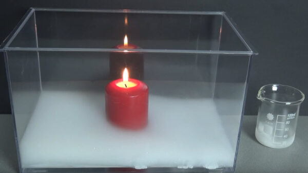 Trockeneis erstickt Kerzenflamme